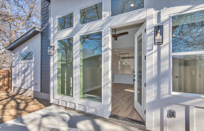 Building Photo - 8006 Gault St