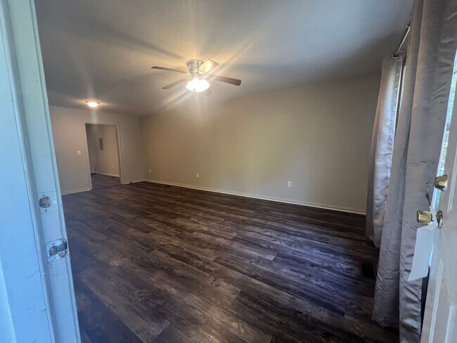 Building Photo - 4813 Oak Meadow Dr