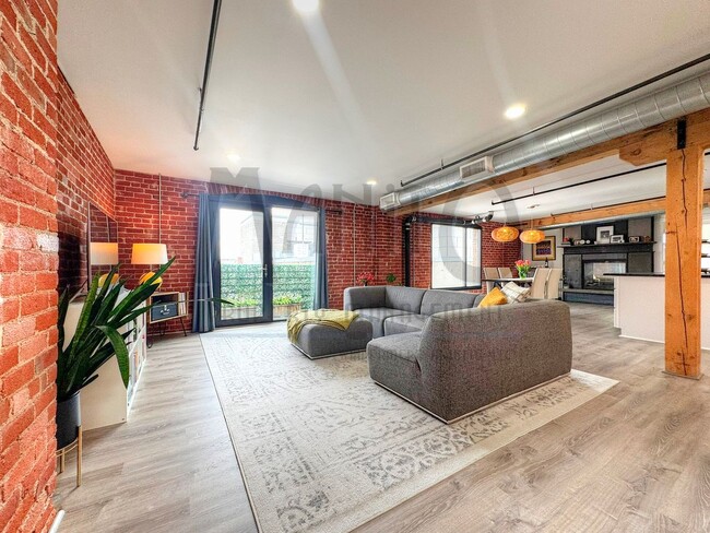 Building Photo - Stunning & Spacious Penthouse Condo