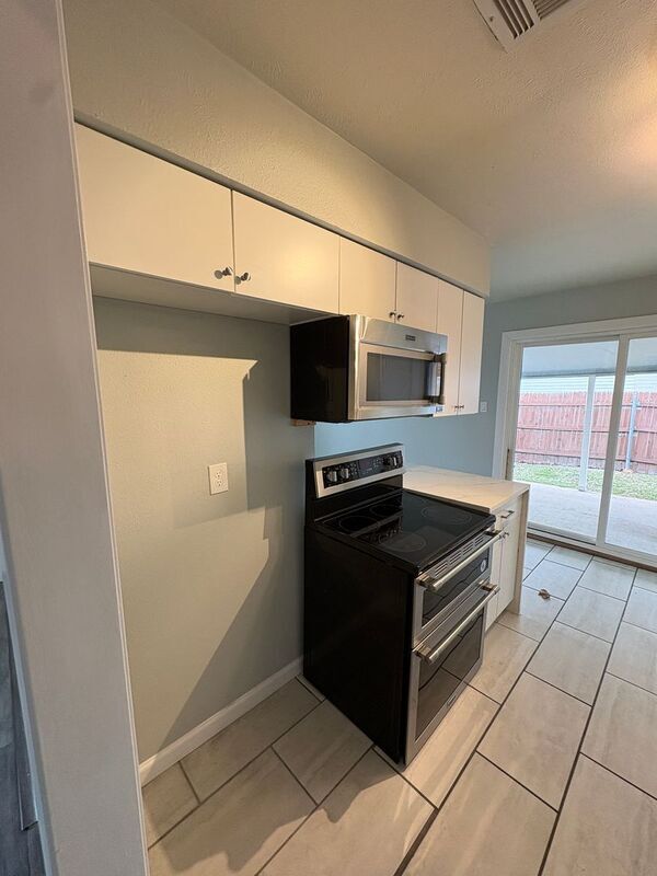 Building Photo - 400 Lakeside Dr