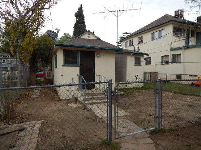 Building Photo - ((( CUTE 2 BEDROOM 1 BATH SINGLE FAMILY HO...