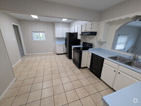Building Photo - Spacious 6-Bedroom Home with 2 Kitchens! R...