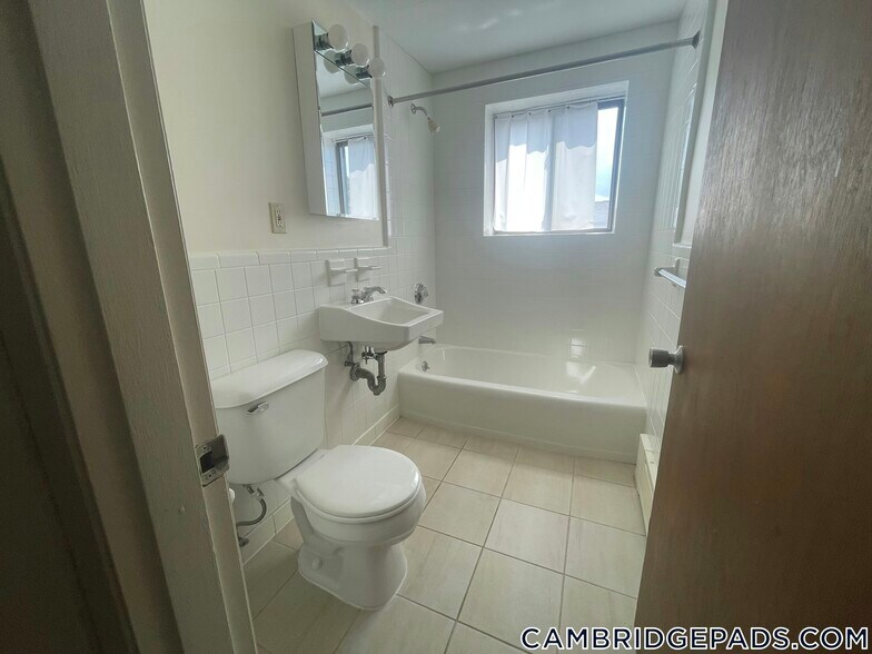 Building Photo - 9 Chester St