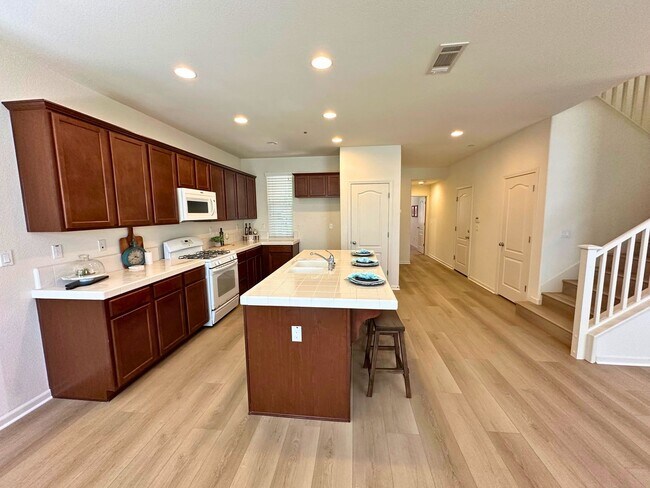 Building Photo - Stunning 4 Bedroom, 3 Bath Questa Home