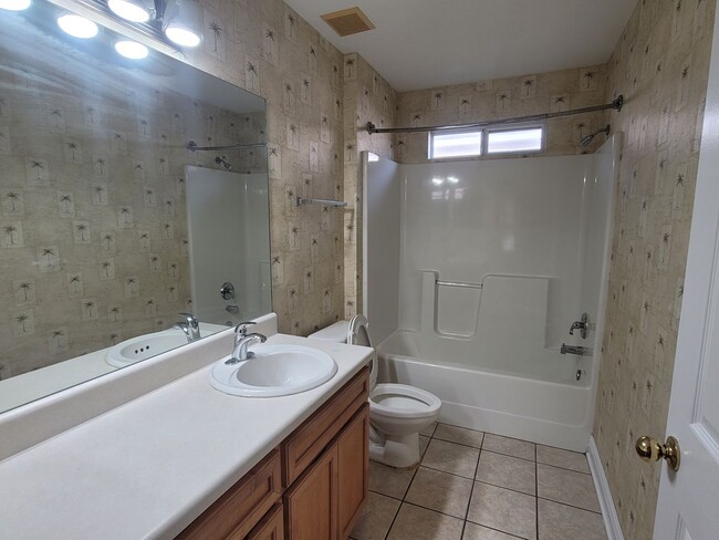 Building Photo - MODERN 3/2 w/ Garage, Spa Tub, Wood Floors...
