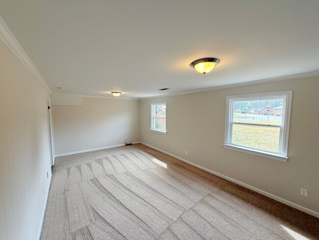 Building Photo - 4 Bedroom 2.5 Bath Tri-level home