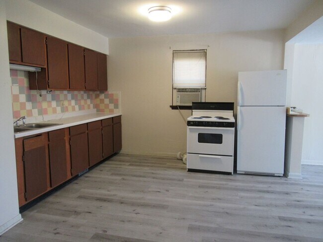 Building Photo - 3 Bedroom 1 Bath 2nd FloorUnit