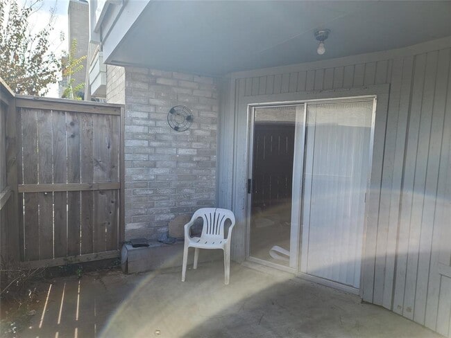 Building Photo - 8267 Creekbend Dr