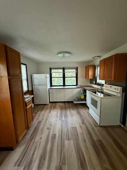 Building Photo - 6820 Rowe Dr