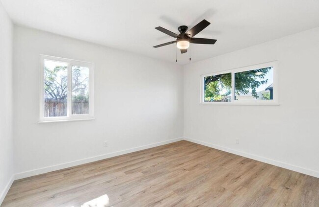 Building Photo - 934 W Alamos Ave
