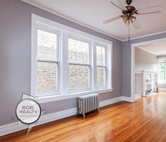 Building Photo - Large, Vintage Two Bedroom in Andersonville