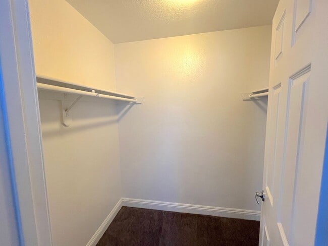 Building Photo - 2 bed 2 bath 2nd floor condo unit in gated community w/pool and amenities