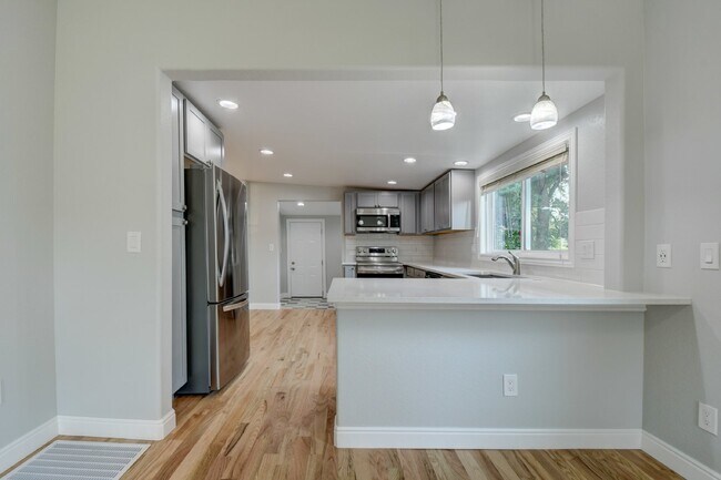 Building Photo - New Sunnyside House, Full Remodel, 2Bed/2Bath