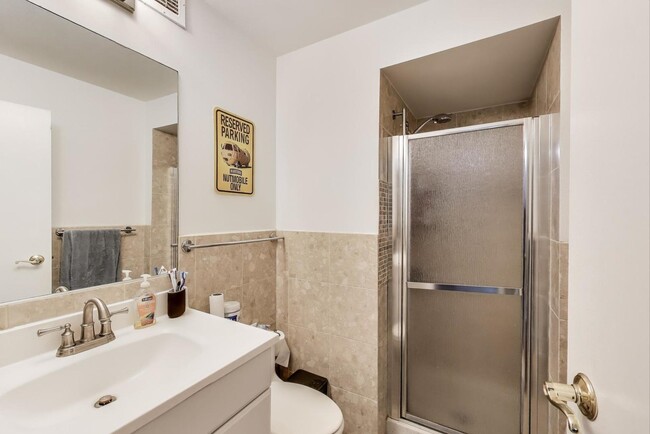 Building Photo - 2100 N Lincoln Park W