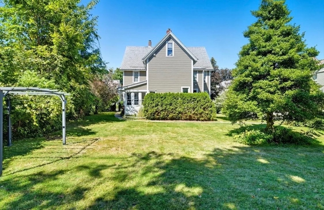 Building Photo - 62 Maple St