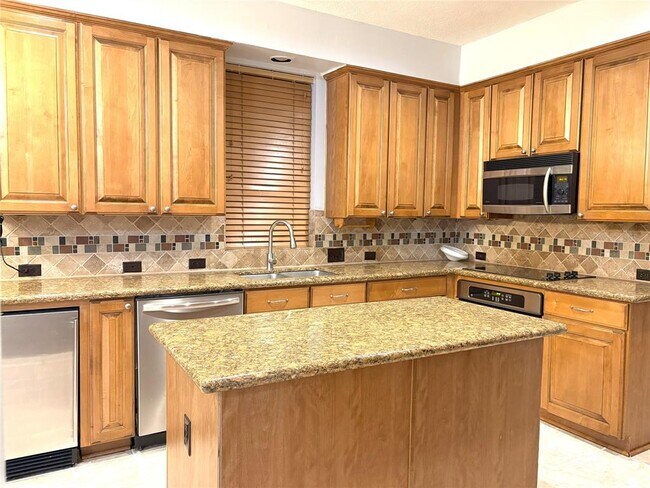 Building Photo - 7710 Misty Fern Ct
