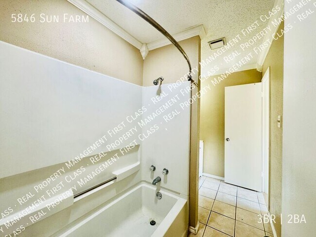 Building Photo - 5846 Sun Farm