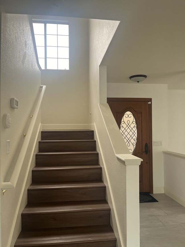 Building Photo - Available Now!  4 bed/ 3bath Home in Edgew...
