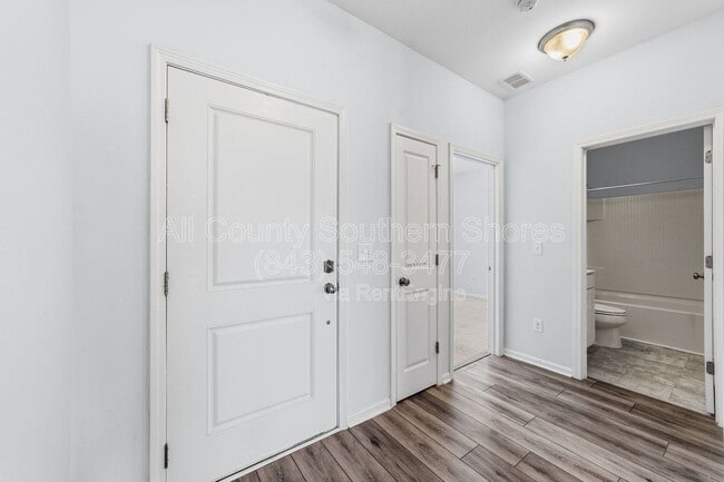 Building Photo - 877 Devon Estate Ave