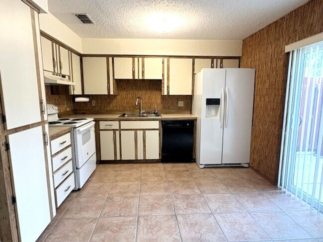 Building Photo - Cozy 2 Bedroom First Floor Condo!