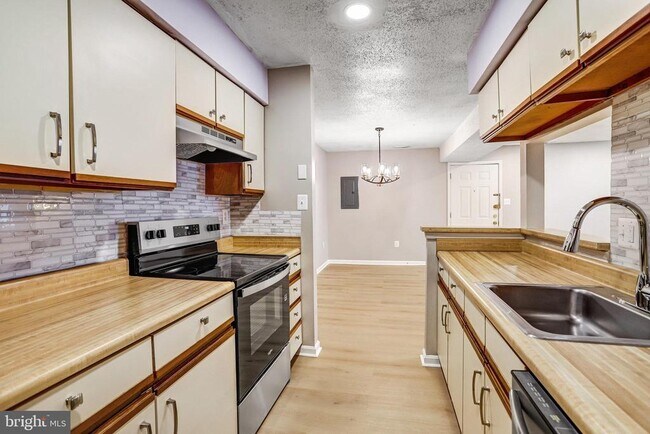 Building Photo - 1603 Carriage House Terrace