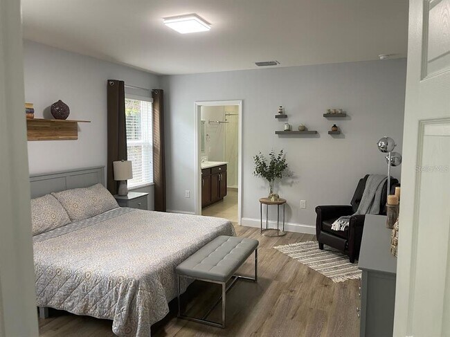 Building Photo - 690 Hadley Pl E