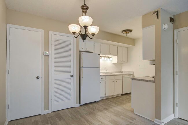 Building Photo - 2494 Etiwan Ave