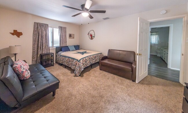Building Photo - Stunning 4 Bed 3 Bath with a Pool!