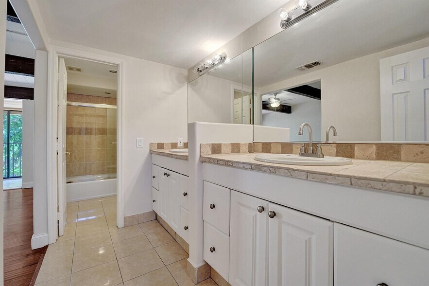 Building Photo - 760 E Coco Plum Cir