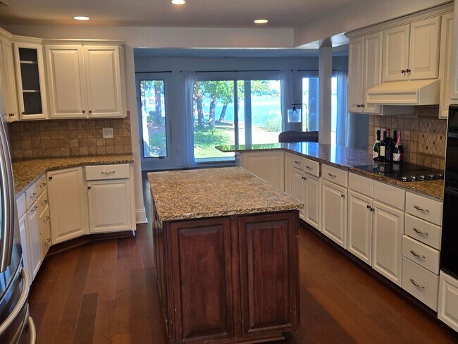 Building Photo - 7401 Mariner Cove Dr