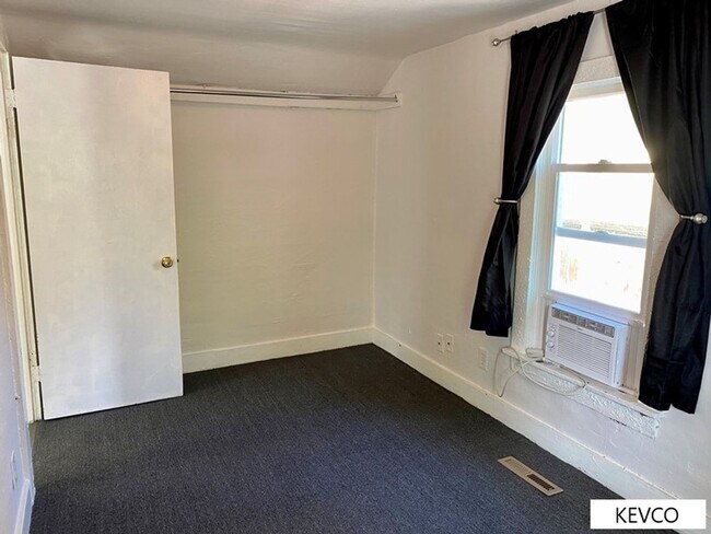 Building Photo - AVAILABLE NOW: Old Town Classic Style Cott...