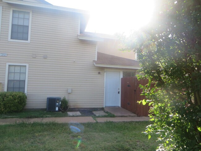Building Photo - 2217 Katy Ln
