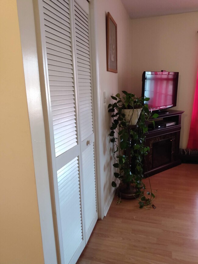 Building Photo - 103 Colebrook Ct