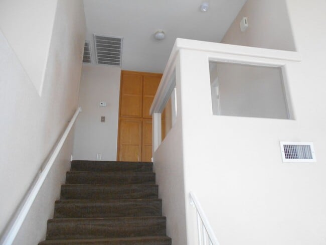 Building Photo - Spacious 4 bedroom Home Located in the Desirable Area of Henderson!