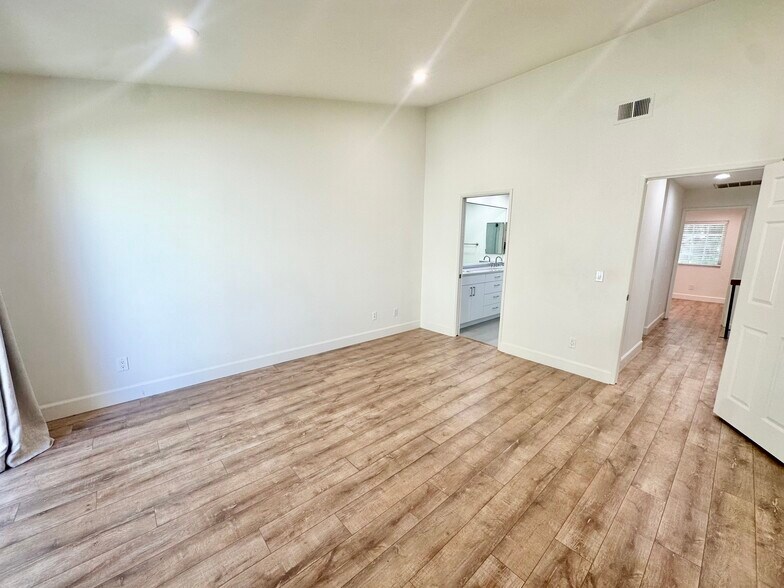 Building Photo - 5538 Las Virgenes Rd