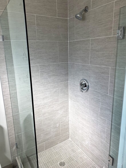 Shower - 415 Montana Ave