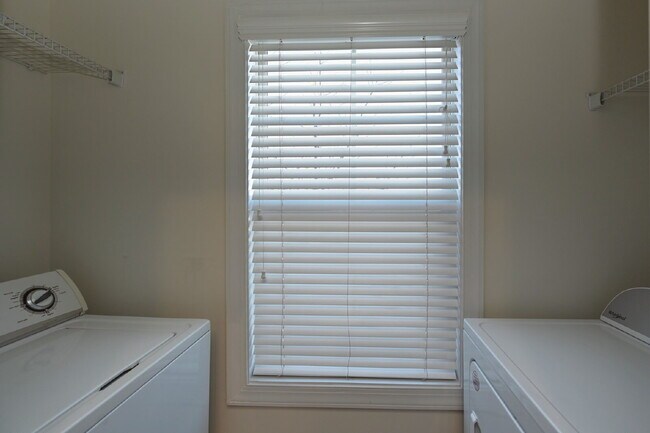 Building Photo - Spacious Germantown Gem!