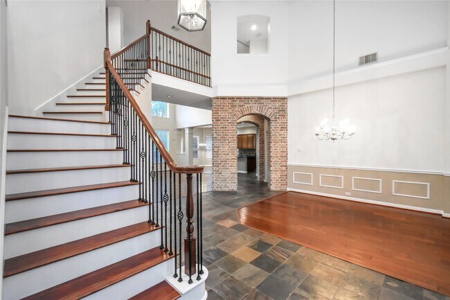 Building Photo - 10 E Artist Grove Cir