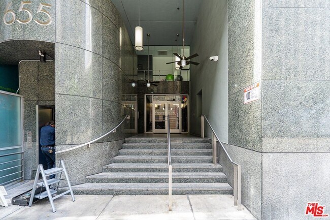 Building Photo - 655 S Hope St