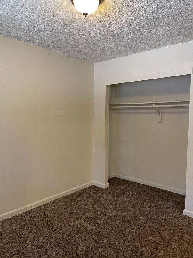Building Photo - 2 BED 1 BATH UPSTAIRS UNIT *PET FRIENDLY