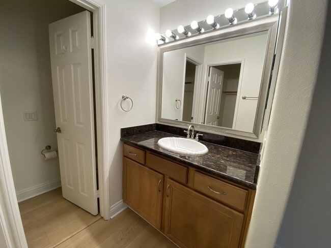 Building Photo - 2 Bedroom, 2 Bath, Downstairs Condo!