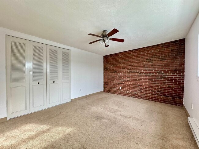 Building Photo - 25 Greentree Ln