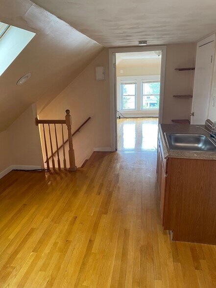 Building Photo - 723 Bennington St