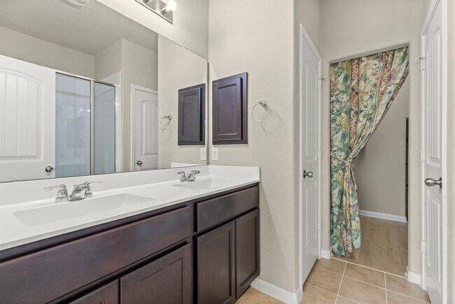 Building Photo - 2880 Donnell Dr