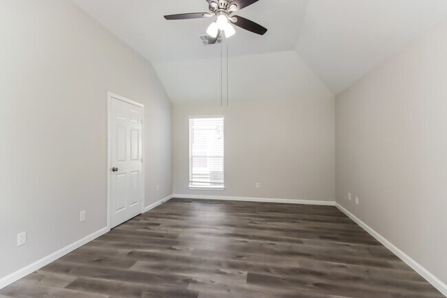 Building Photo - 910 Taylor Ridge Dr