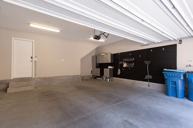 Building Photo - Fully furnished luxury townhome in Affinit...