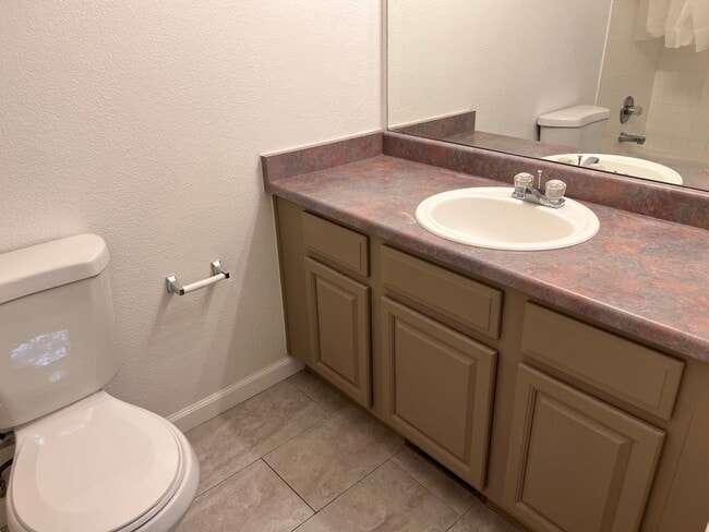 Building Photo - Gorgeous 2 bed/2.5 bath townhome in Welby ...