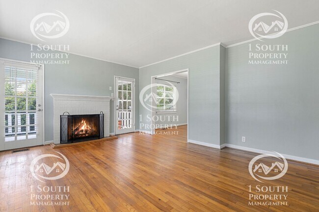 Building Photo - 300 Thornhill Cir