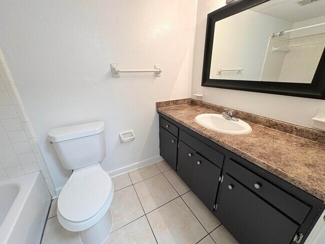 Building Photo - 1530 Live Oak Dr