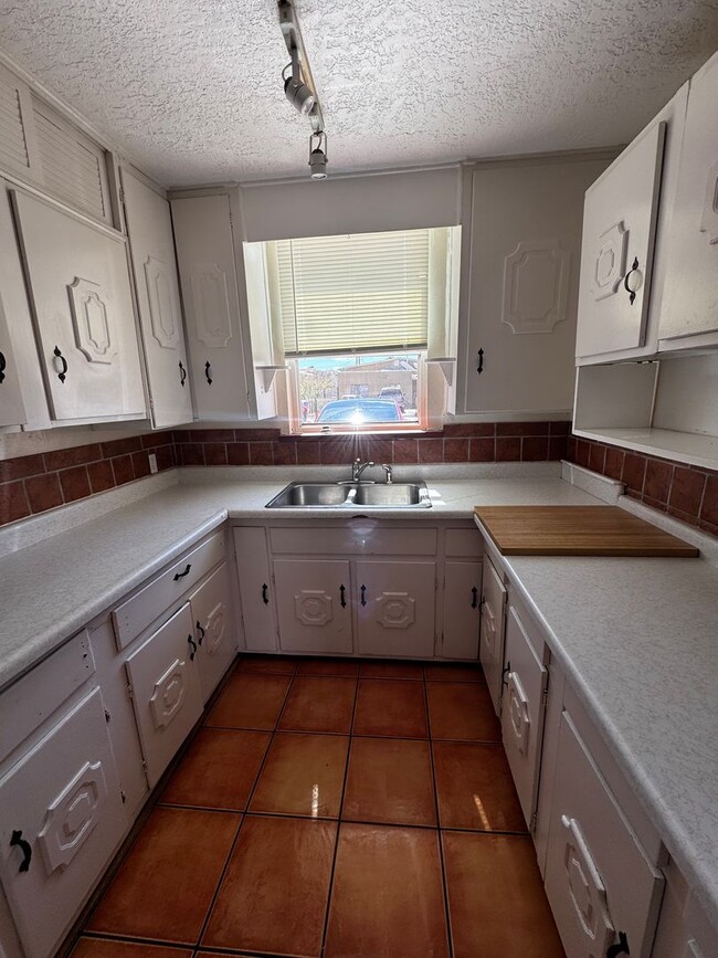 Building Photo - NE Two bedroom home
